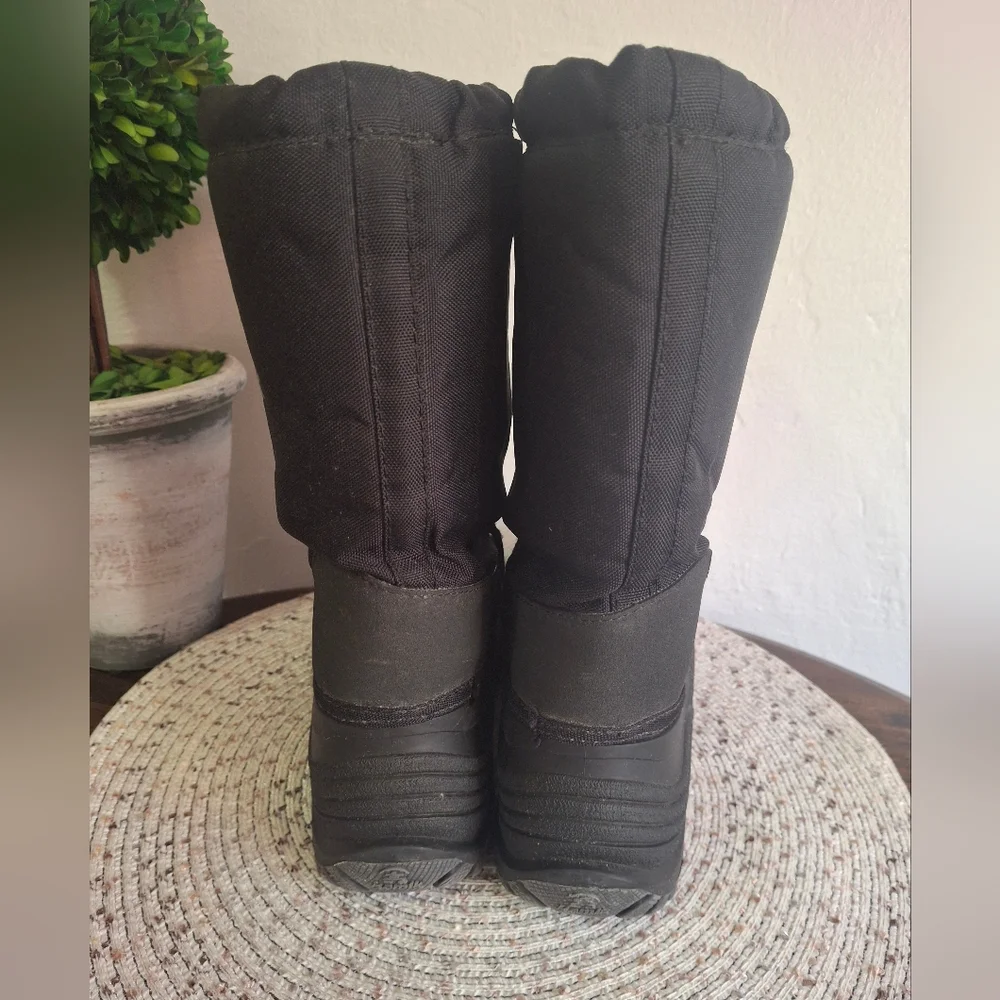 Kid's Kamik Black Insulated Snow Boots Size 6.